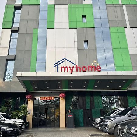 My Home Hotel Pontianak Buitenkant foto