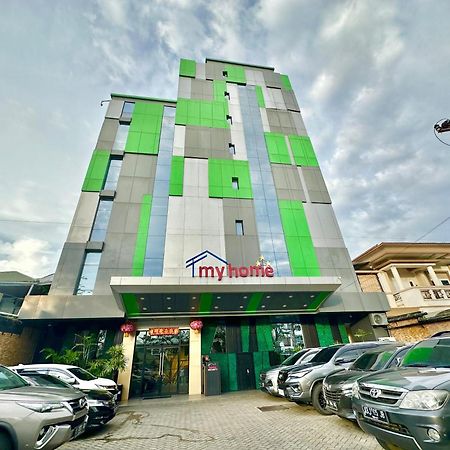 My Home Hotel Pontianak Buitenkant foto