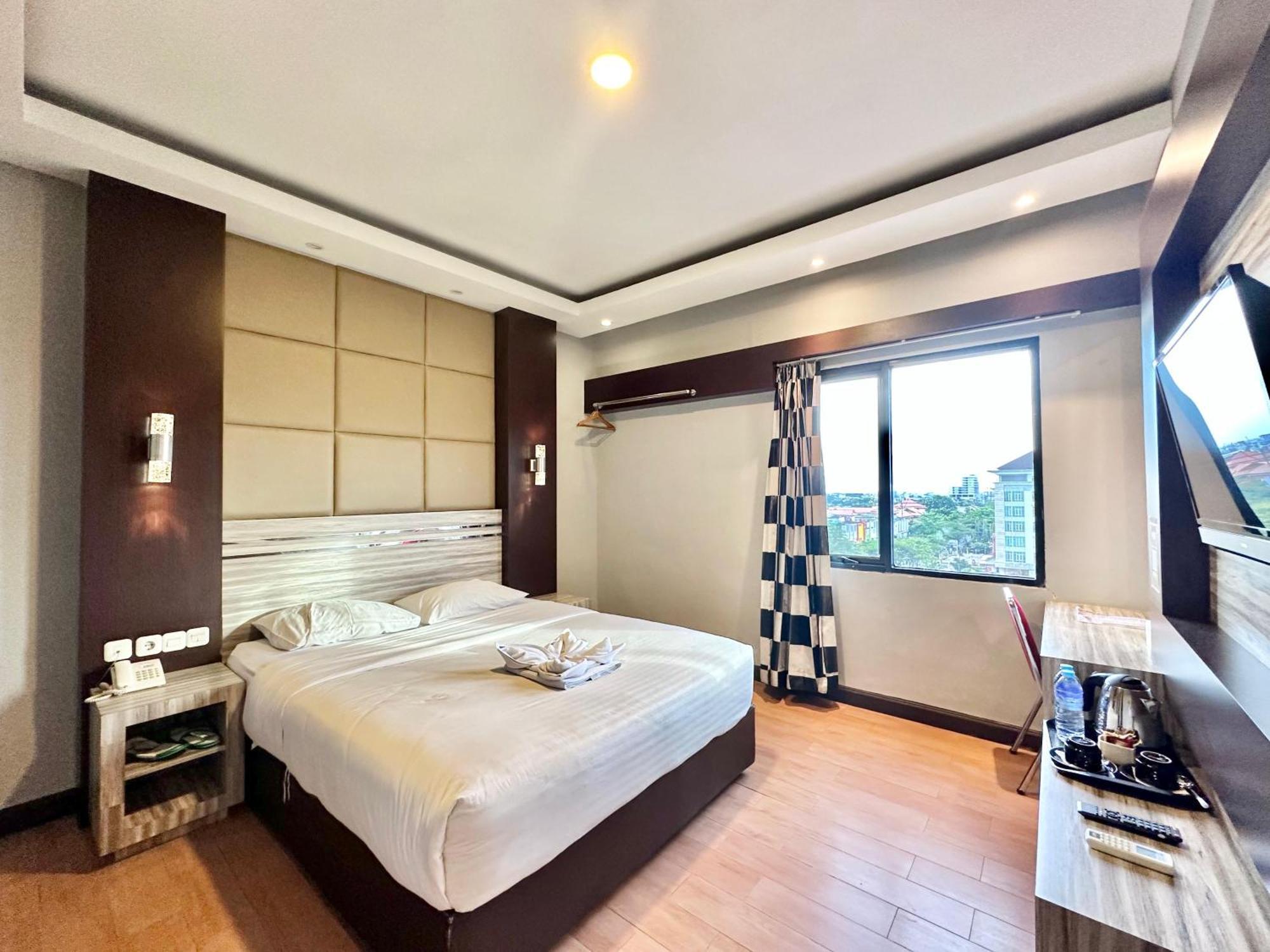 My Home Hotel Pontianak Buitenkant foto