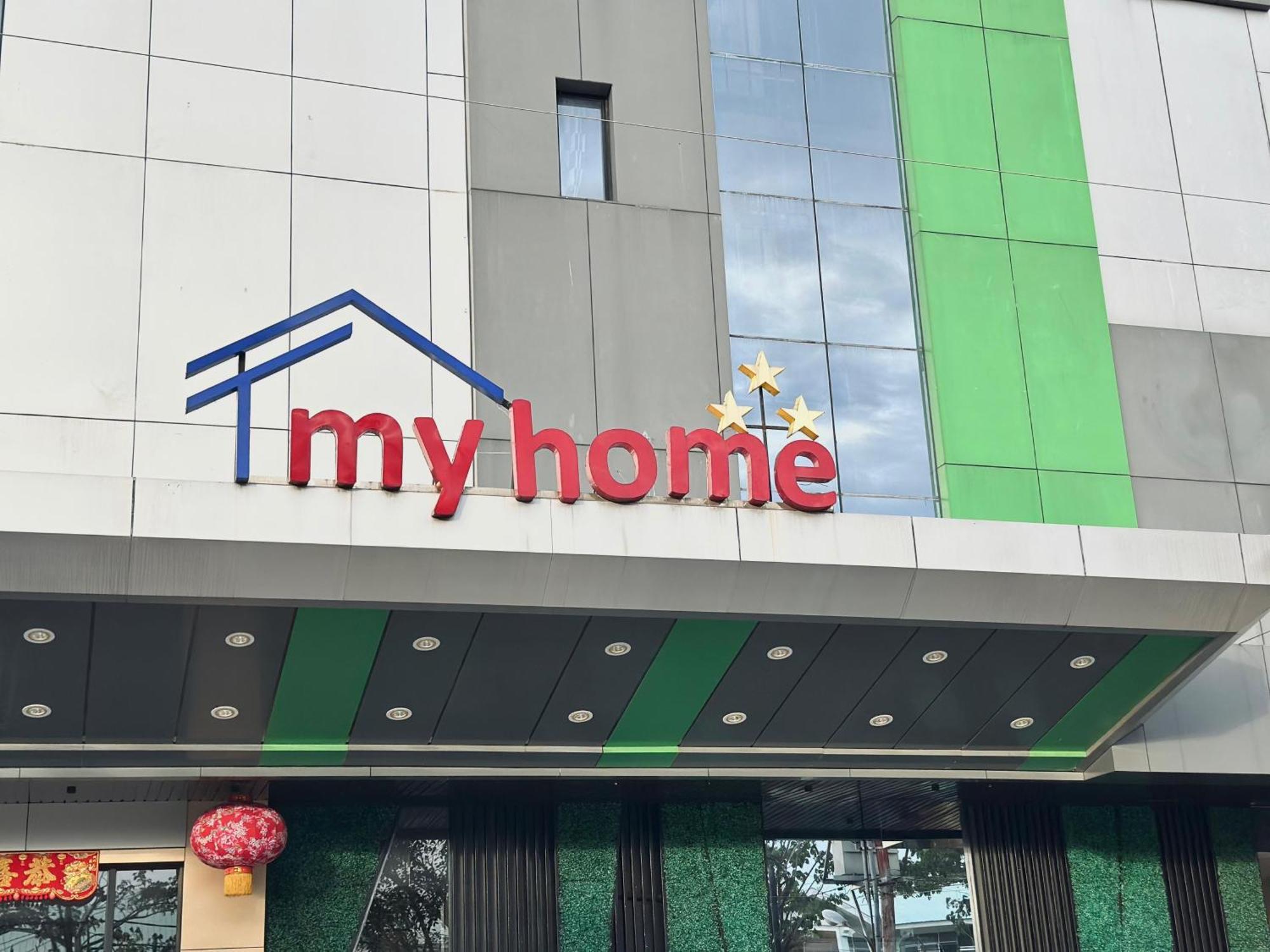 My Home Hotel Pontianak Buitenkant foto