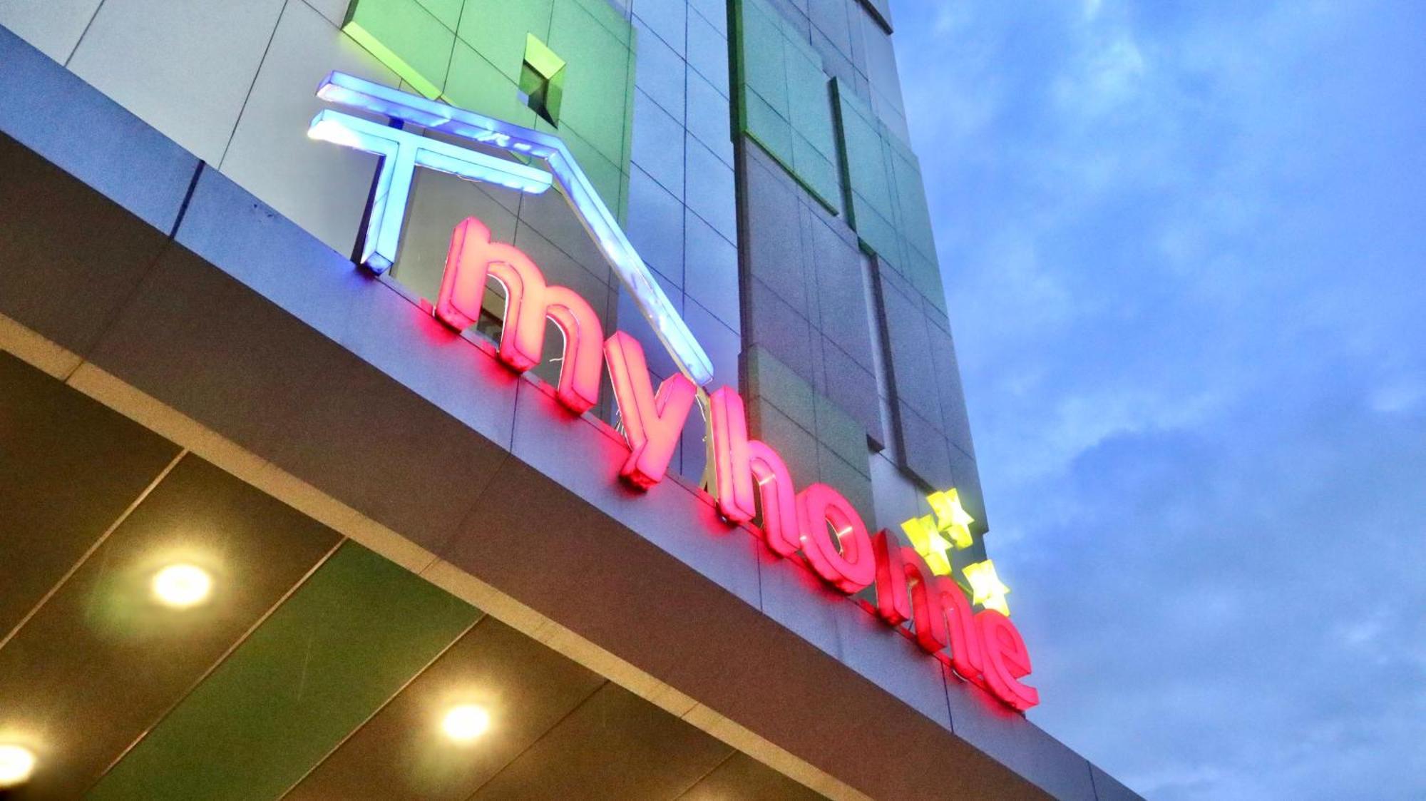 My Home Hotel Pontianak Buitenkant foto