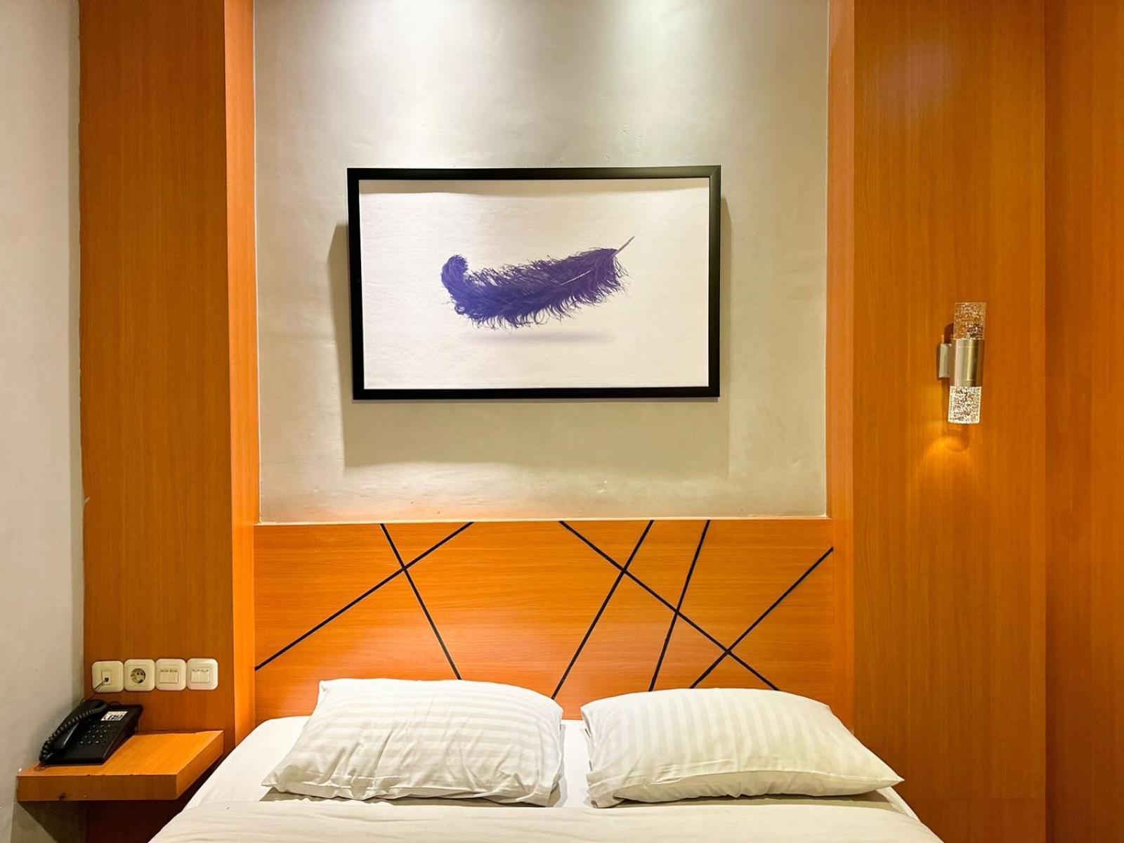 My Home Hotel Pontianak Buitenkant foto