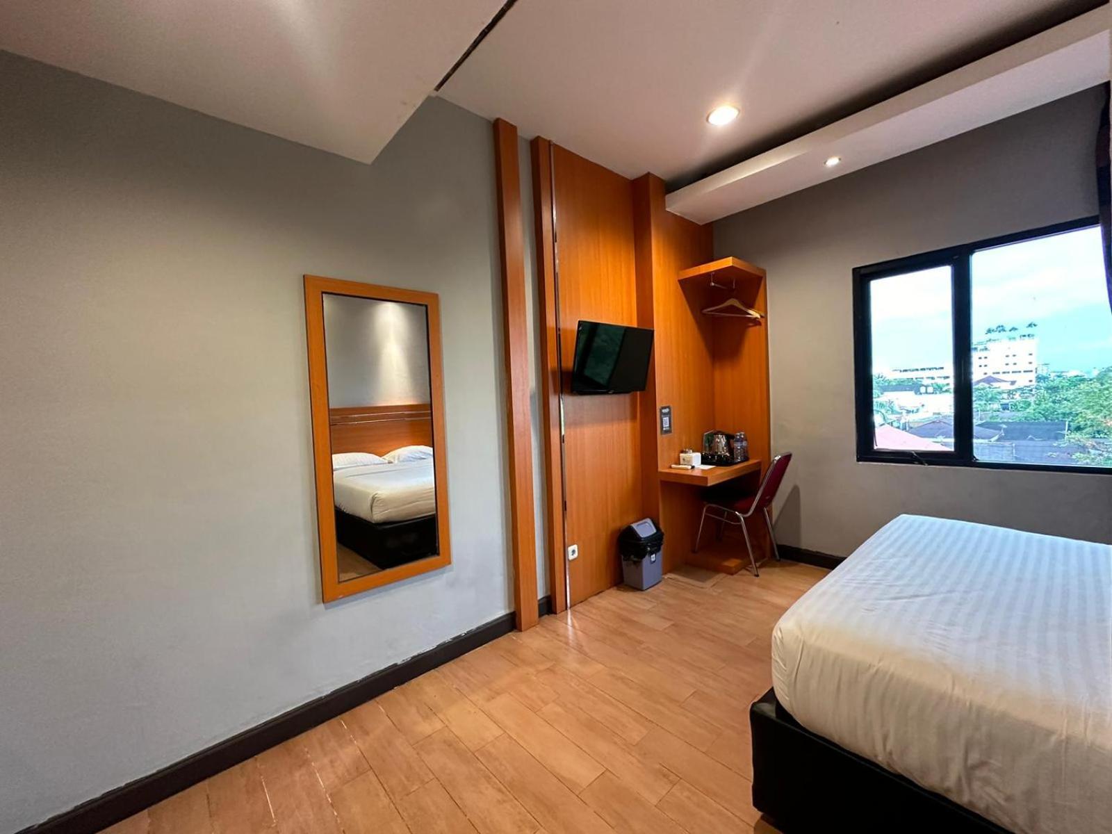 My Home Hotel Pontianak Buitenkant foto