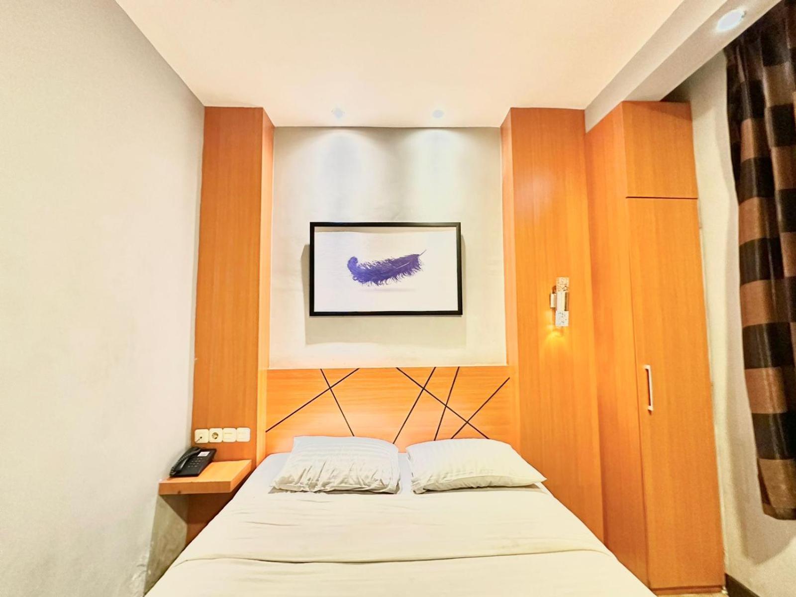 My Home Hotel Pontianak Buitenkant foto