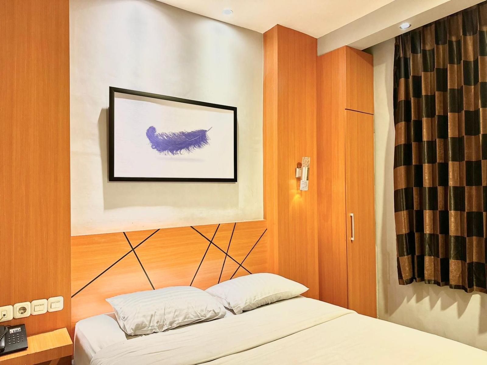 My Home Hotel Pontianak Buitenkant foto