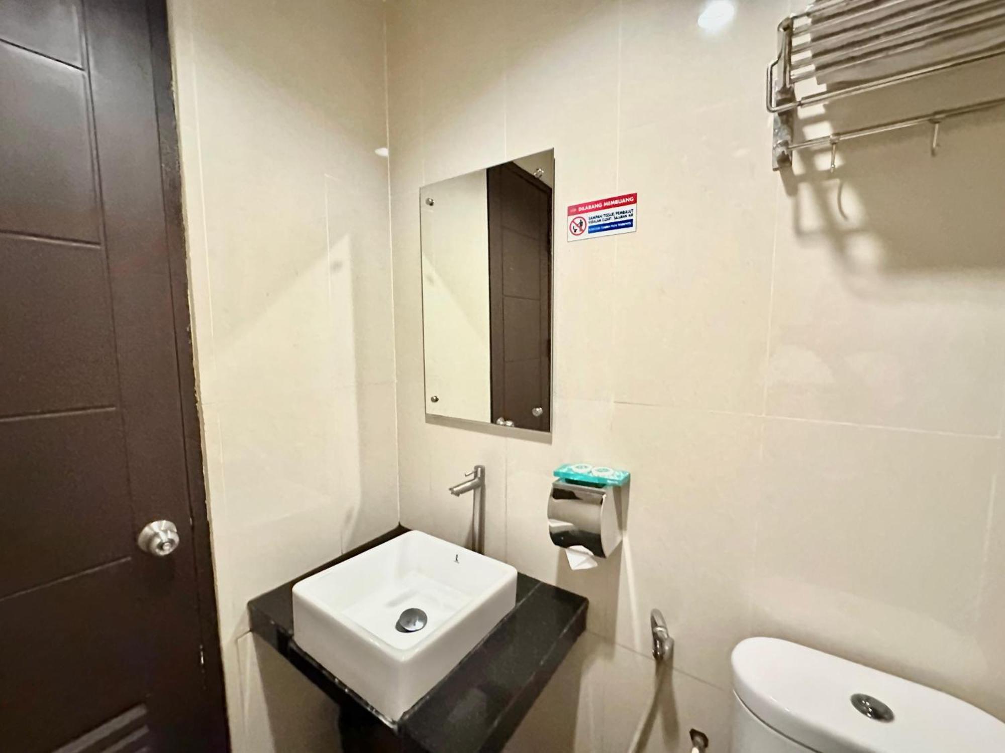 My Home Hotel Pontianak Buitenkant foto