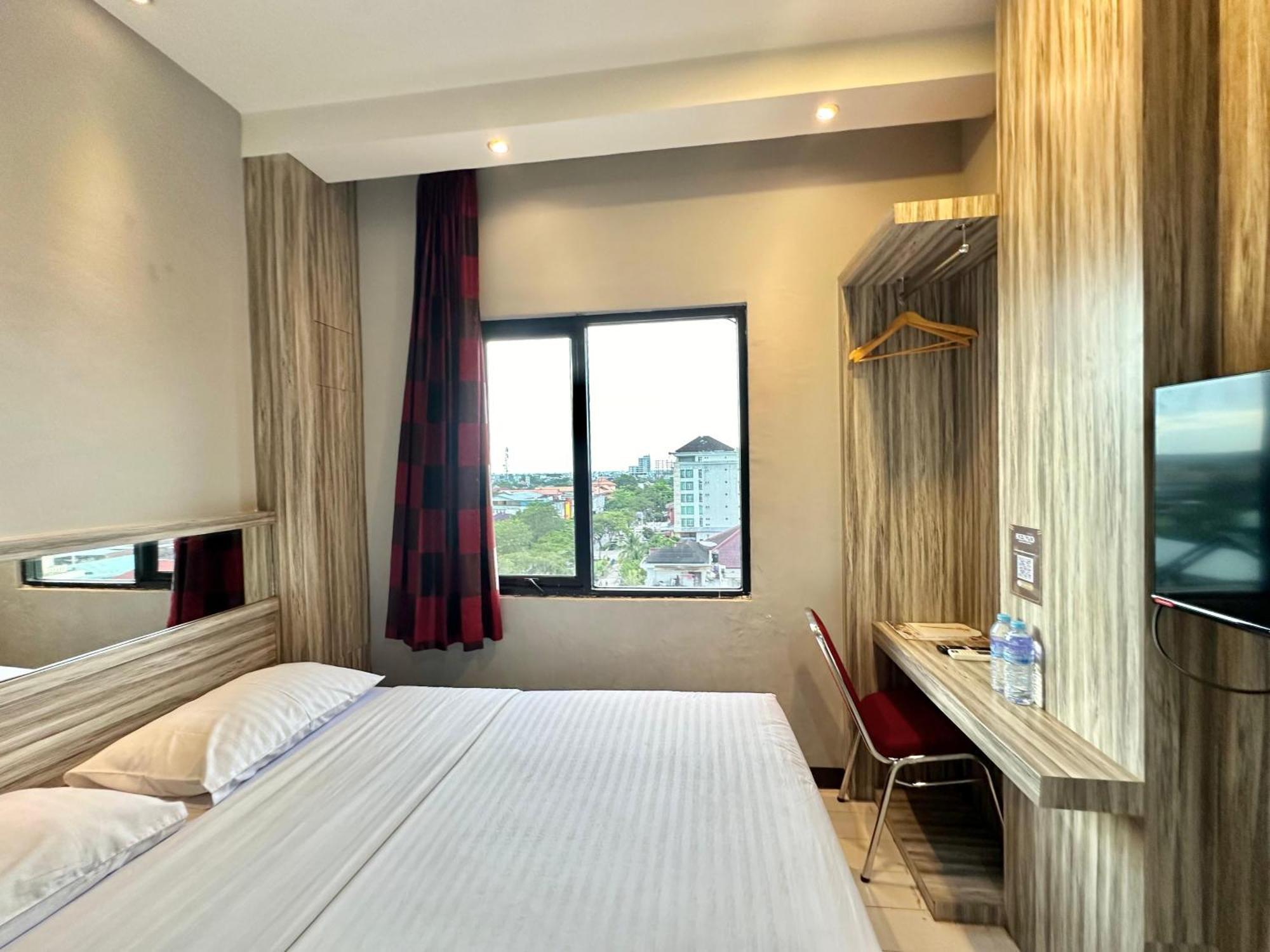 My Home Hotel Pontianak Buitenkant foto