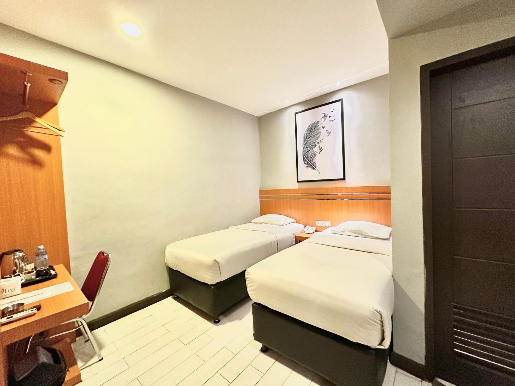 My Home Hotel Pontianak Buitenkant foto