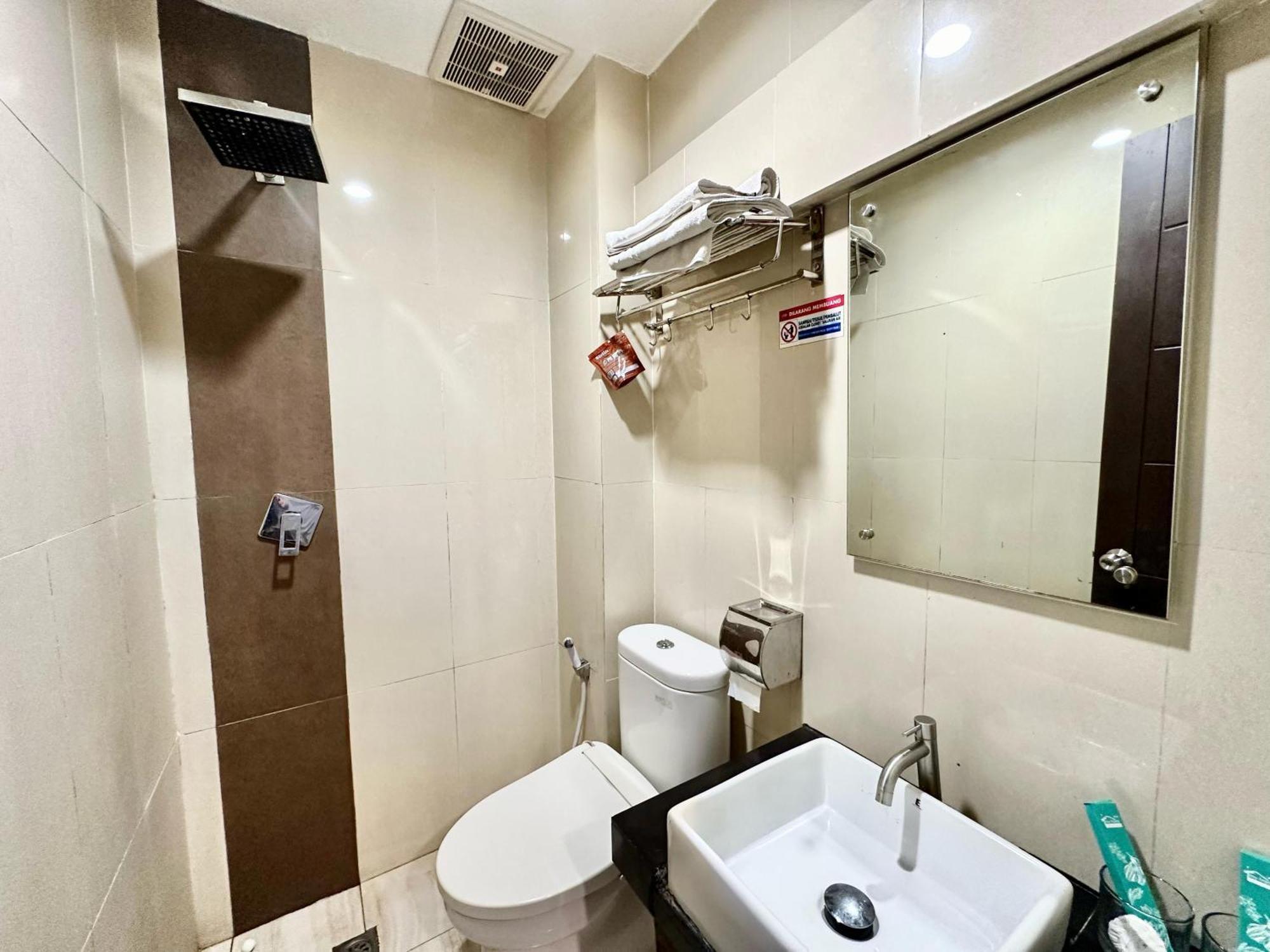 My Home Hotel Pontianak Buitenkant foto
