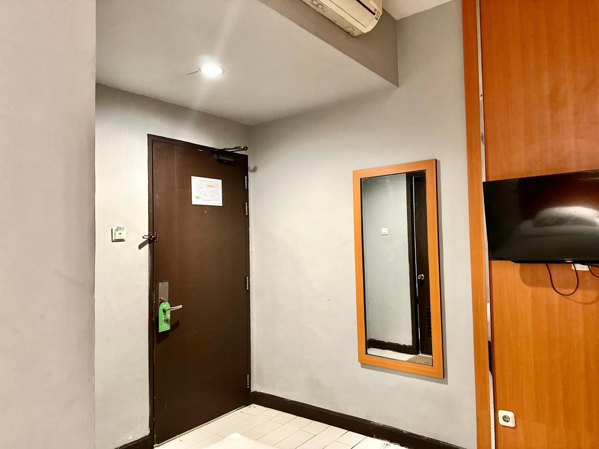 My Home Hotel Pontianak Buitenkant foto