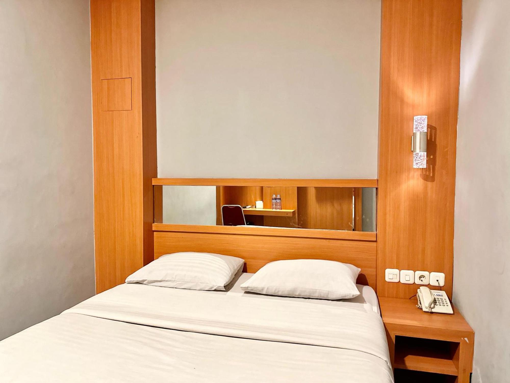 My Home Hotel Pontianak Buitenkant foto