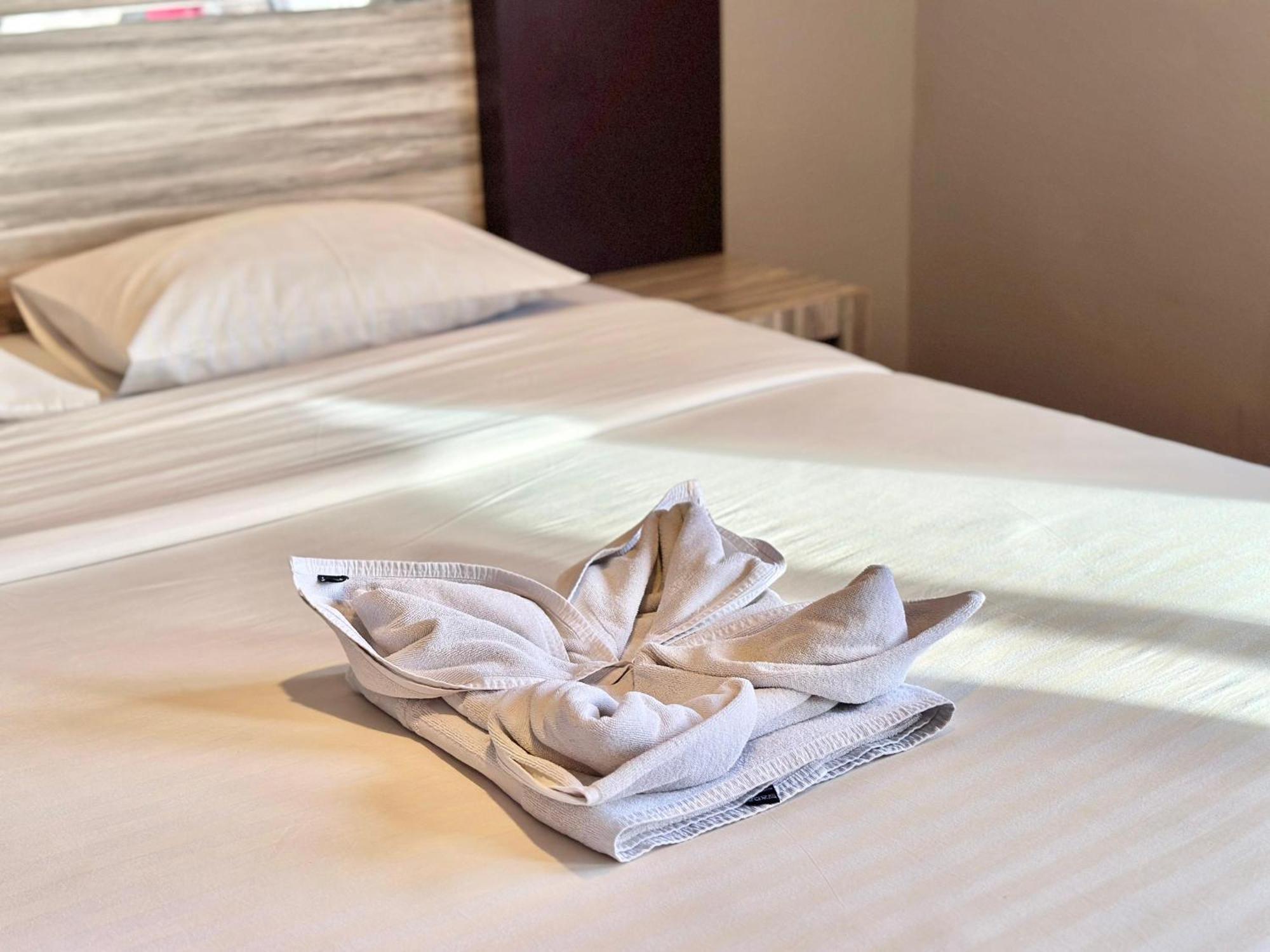 My Home Hotel Pontianak Buitenkant foto