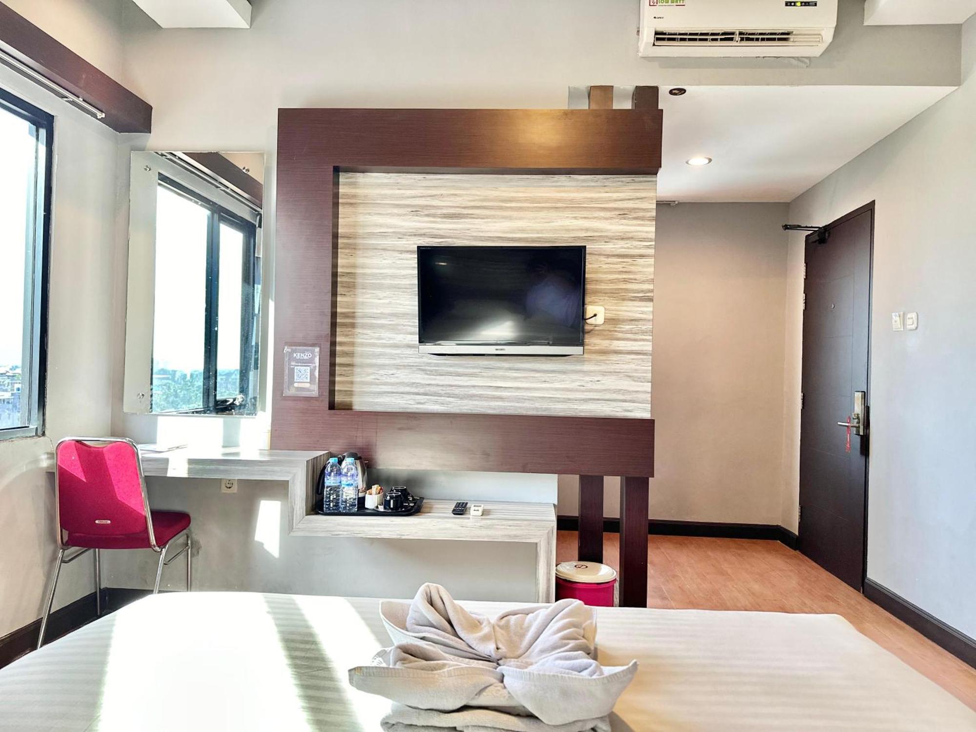 My Home Hotel Pontianak Buitenkant foto
