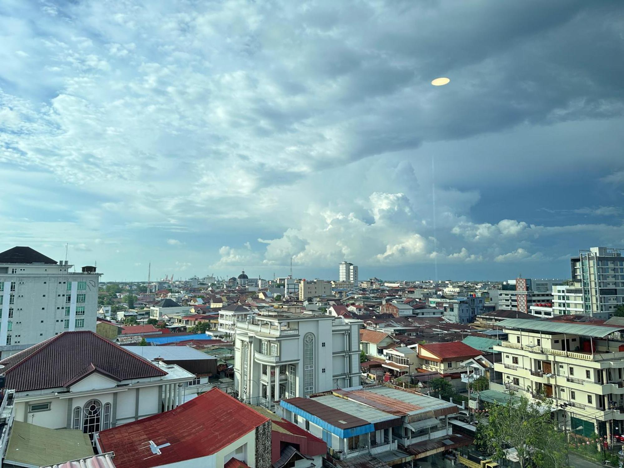 My Home Hotel Pontianak Buitenkant foto