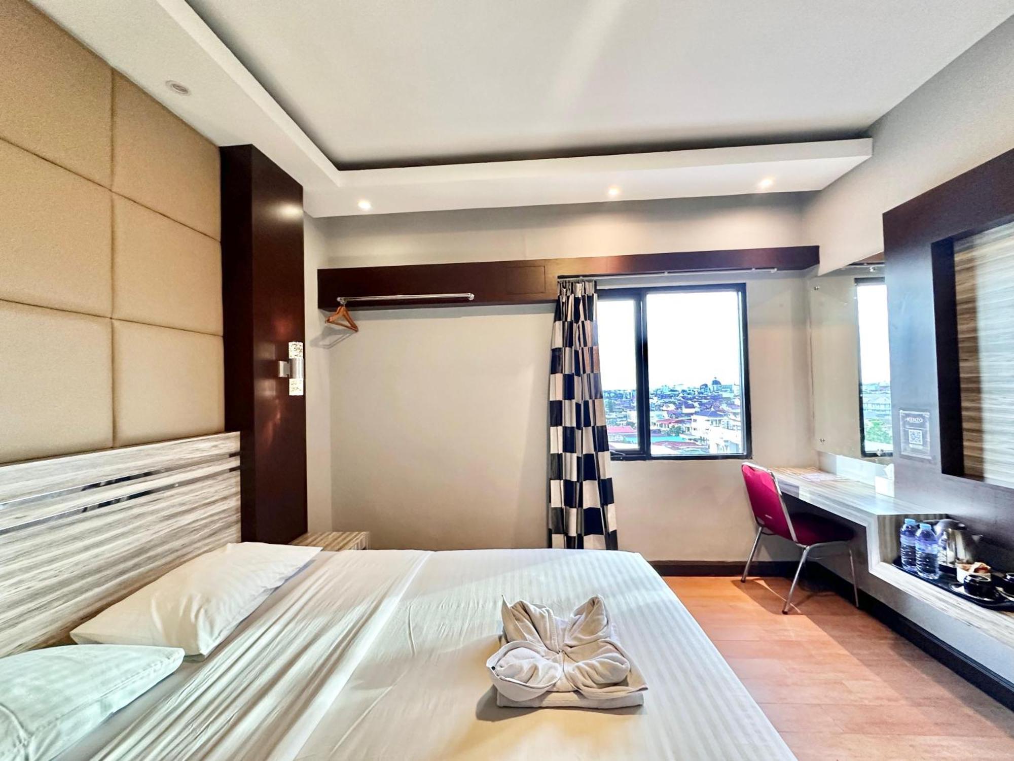 My Home Hotel Pontianak Buitenkant foto